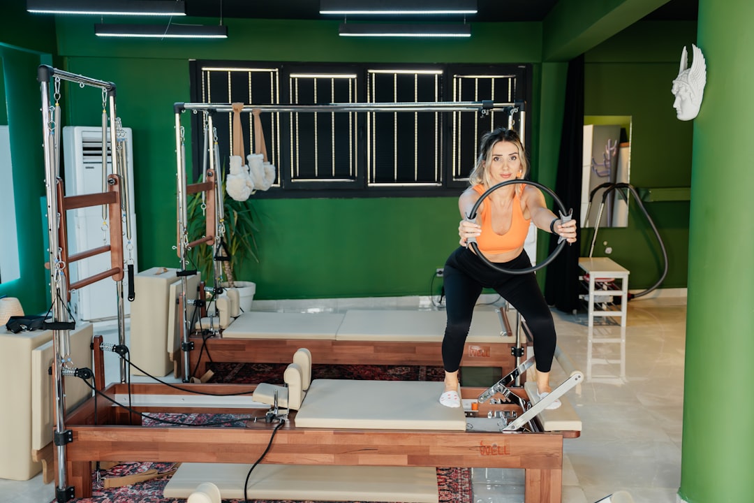Home Pilates or Studio Pilates? Selection Criteria, Benefits, and Key Differences