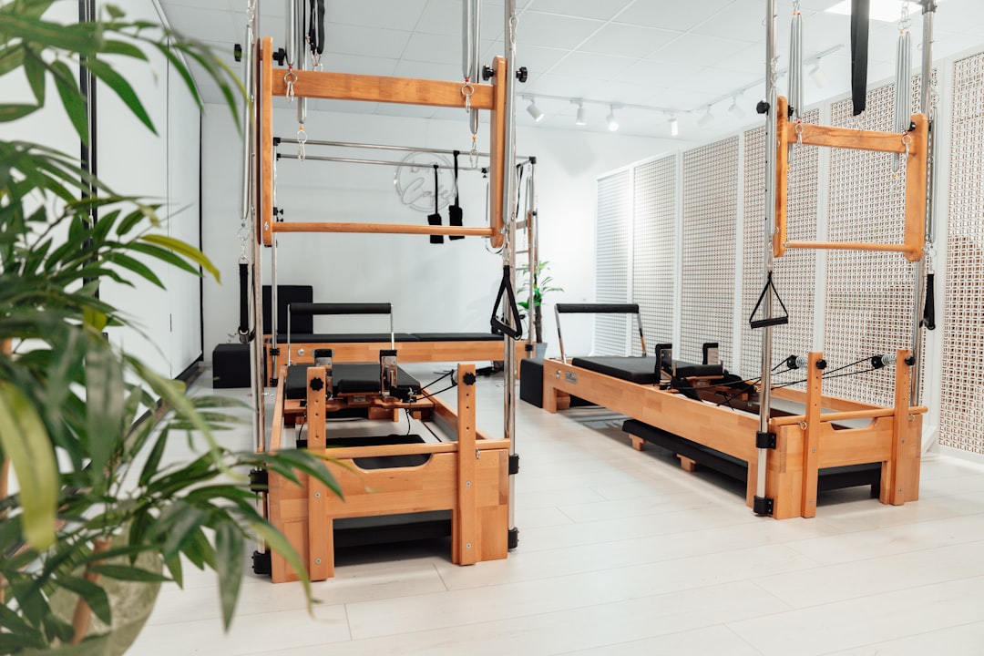 Home Pilates or Studio Pilates? Selection Criteria, Benefits, and Key Differences